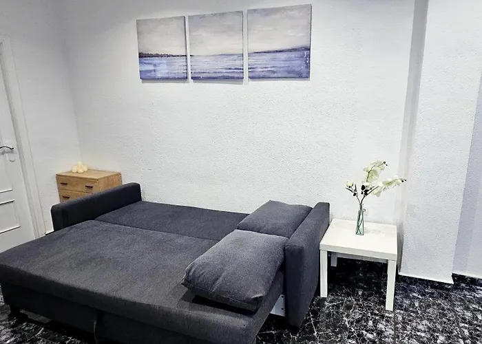 شقة Bright Apt With Balcony Between Beach & Center 6P