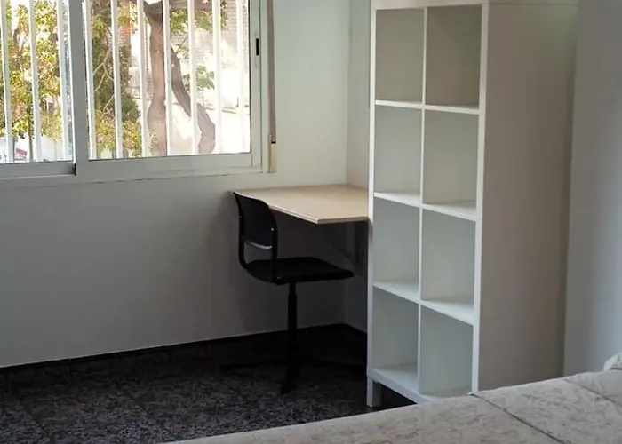 Y Suite. Upv, Uv Y Playa Πανσιόν