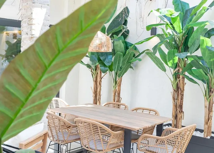 Con Piscina Y Terraza