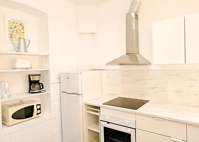 Bright With Balcony Between & Center 6p