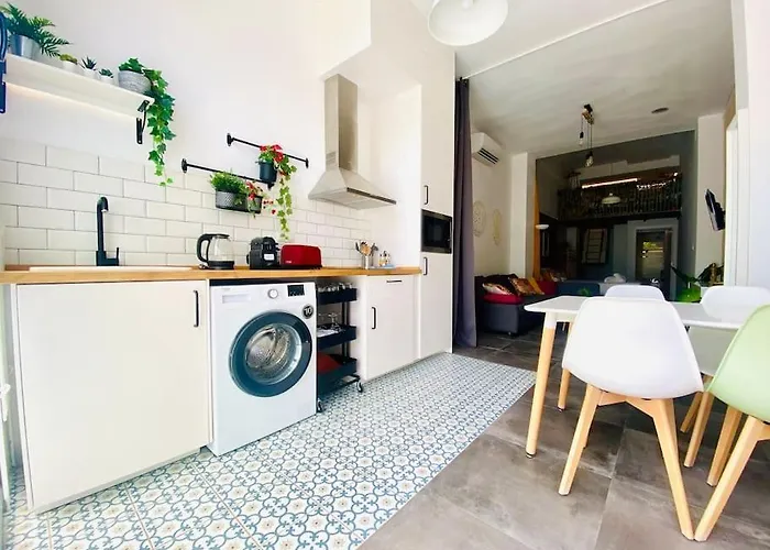 Flat For Family & Groups شقة *