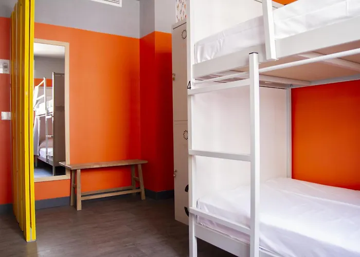 Room00 אכסניה *