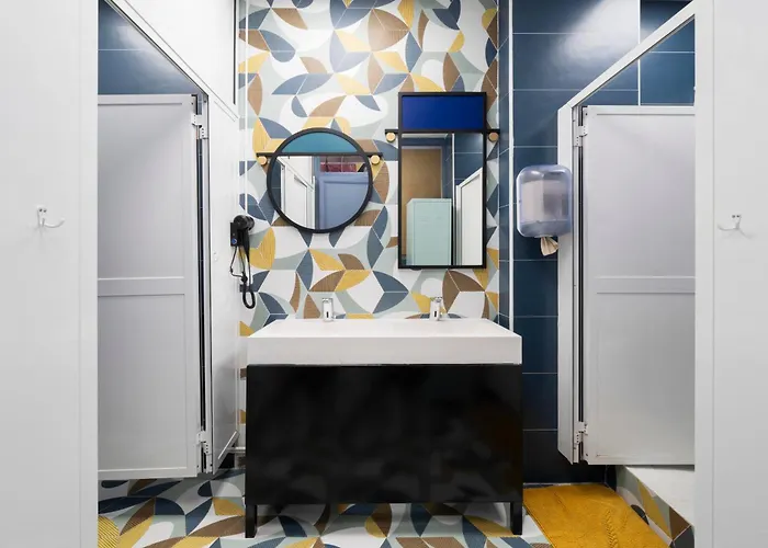 Youth By Feetup Albergue