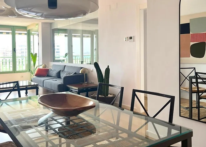 Stylish Well-connected Beachfront Flat شقة