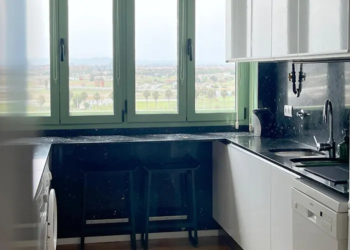 Stylish Well-connected Beachfront Flat شقة