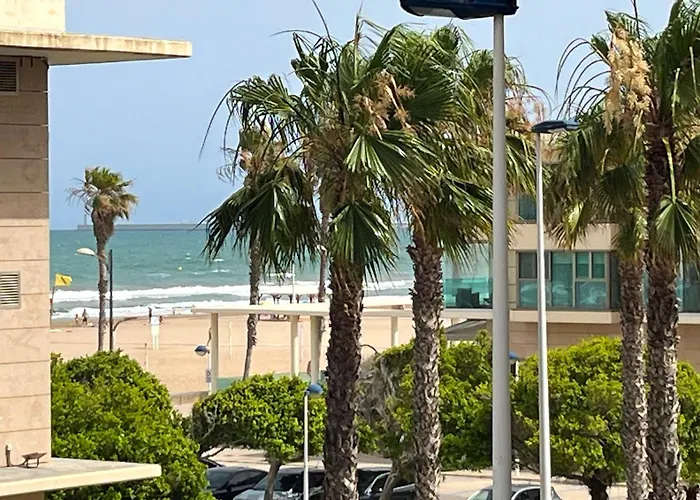 Апартаменты Stylish Well-connected Beachfront Flat *