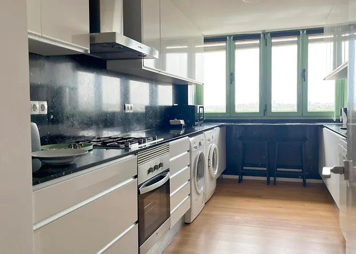 Stylish Well-connected Beachfront Flat Апартаменты *