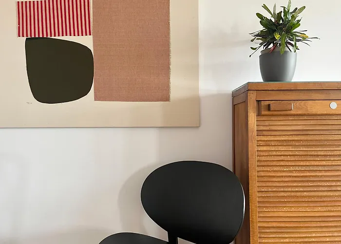 Stylish Well-connected Beachfront Flat شقة *