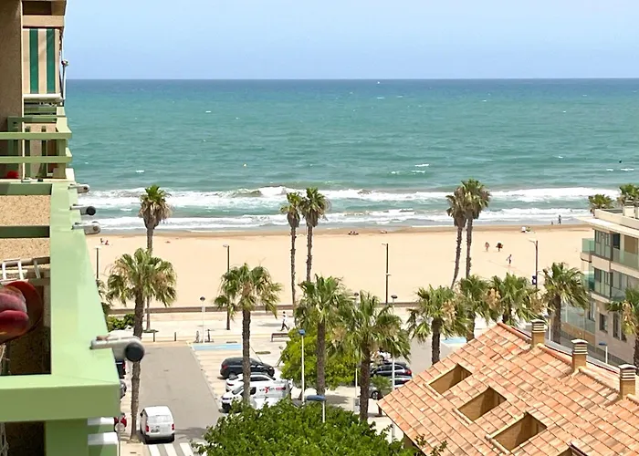 Stylish Well-connected Beachfront Flat شقة *