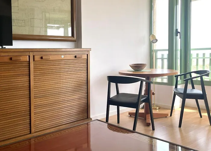 Stylish Well-connected Beachfront Flat *