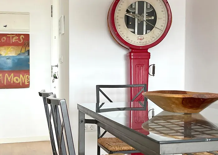 Stylish Well-connected Beachfront Flat