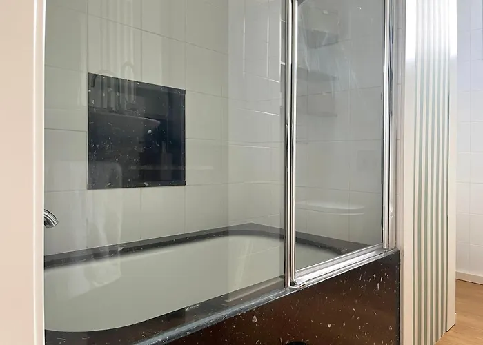 Апартаменты Stylish Well-connected Beachfront Flat