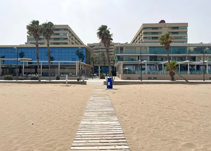 Апартаменты Stylish Well-connected Beachfront Flat *