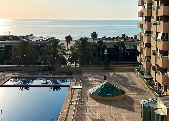 Апартаменты Stylish Well-connected Beachfront Flat *