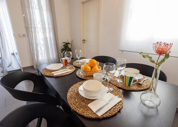 Florit Flats - Stylish 2 Bedroom Ac Wifi Terrace Attic In Center شقة