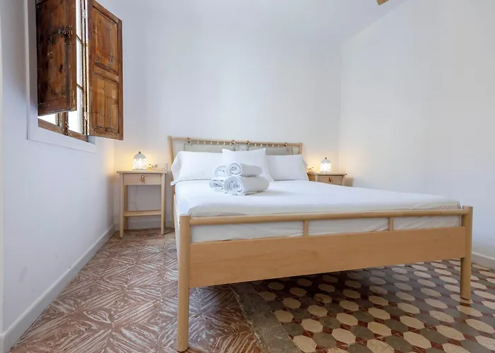 Artisan Haven: El Cabanyal Oasis