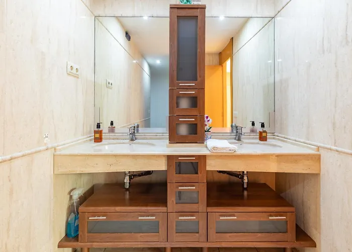 Penthouse Duplex In A 4 Floors Spanish House -8 Min To Center By Metro דירה *