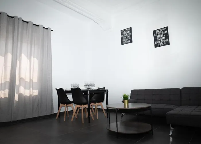 Flats Puente Ademuz De 3 شقة