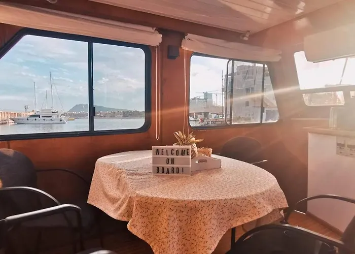 Barco Muy Espacioso Con Dos Terrazas Centro!! Botel