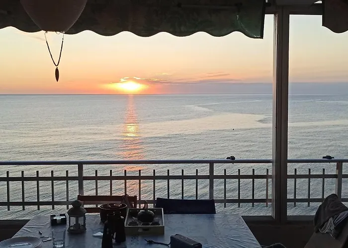 Δωμάτια σε οικογενειακή κατοικία Blue Double Private At Front - En La Playa Piso Compartido *