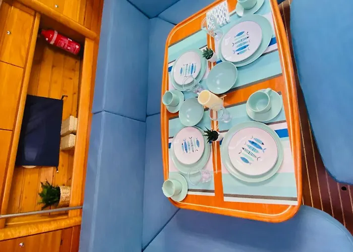 Velero En Puerto De Botel