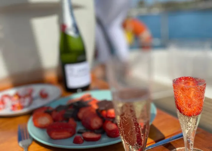 Botel Velero En Puerto De *
