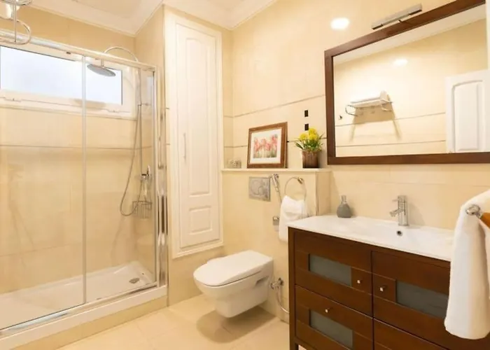 Sleeps 6 Fast Wi-fi 2 Bathrooms شقة *