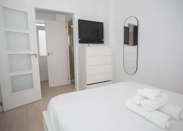 Acogedor Frente A Torres De Serrano Valencia