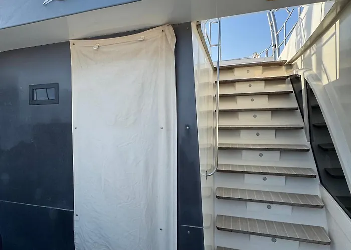 Luxury Catamaran In Marina بوتيل