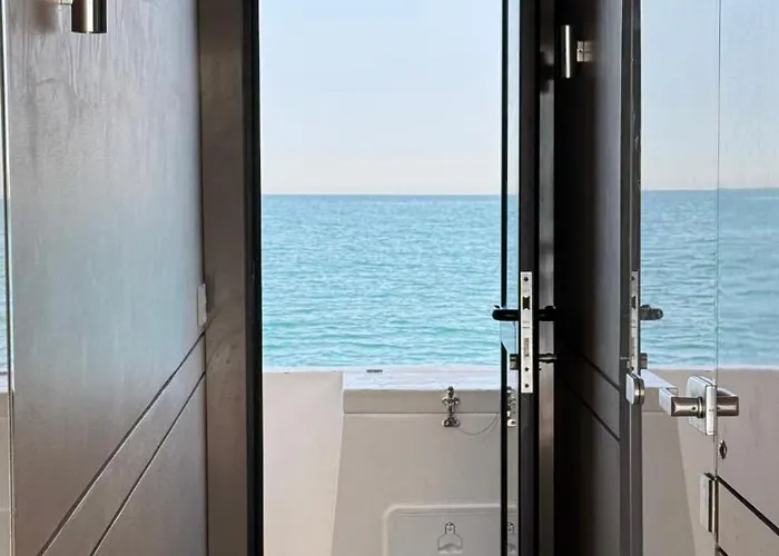 Luxury Catamaran In Marina بوتيل فالنسيا
