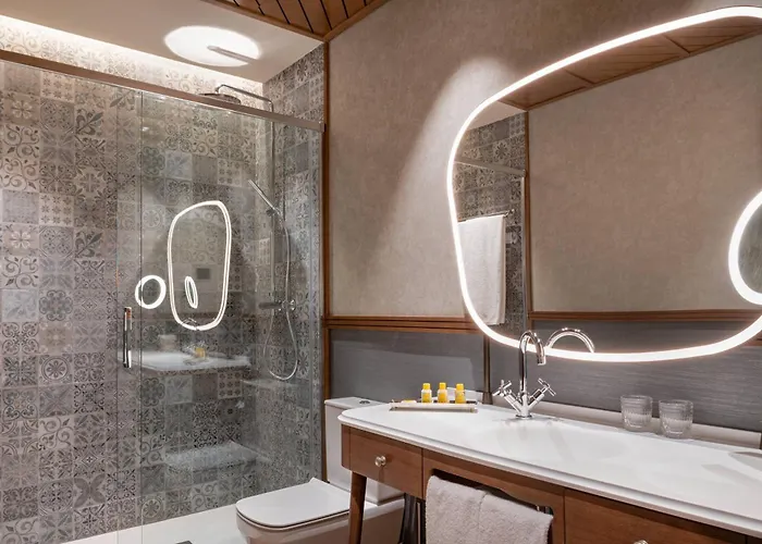 Palacio Santa Clara, Autograph Collection 4* Valence