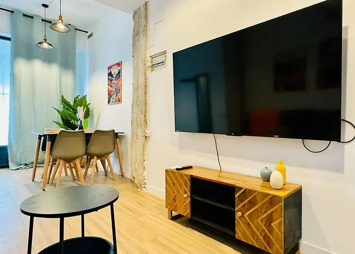 Ori B & Spacious Flat Close To The Center شقة *