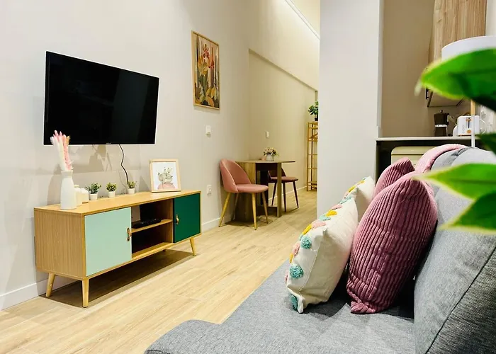 Cozy & Stylish Loft Near Center شقة *