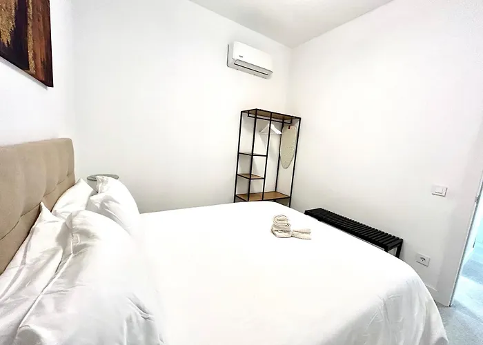 Comfort Near Metro, 2 Bed, 1 Bath *