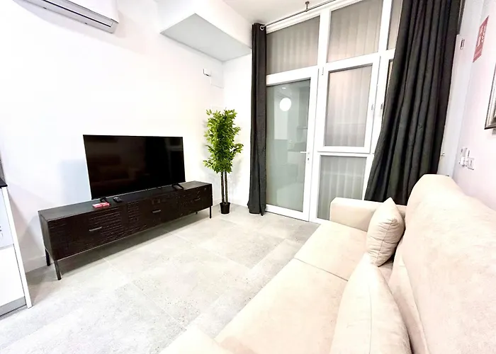 Comfort Near Metro, 2 Bed, 1 Bath *