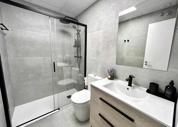 Comfort Near Metro, 2 Bed, 1 Bath * Valenza