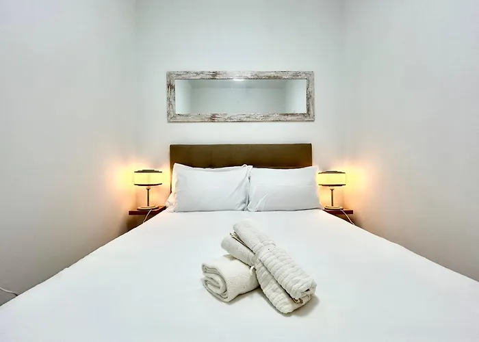 Comfort Near Metro, 2 Bed, 1 Bath Appartamento