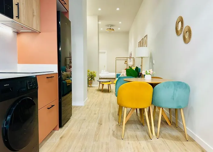 Stylish Near Center Apartment *