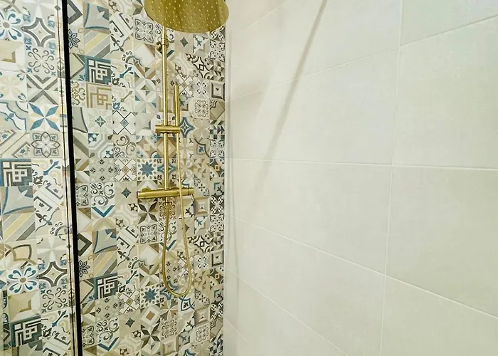 Stylish Near Center *