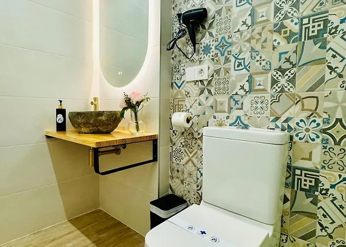 Stylish Near Center *