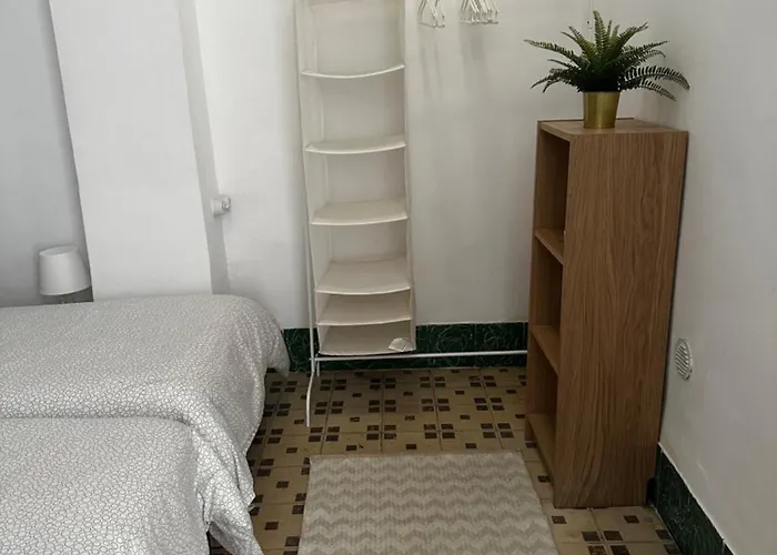 1- Interior Con Aire Acondicionado Y Con Bano Independiente *