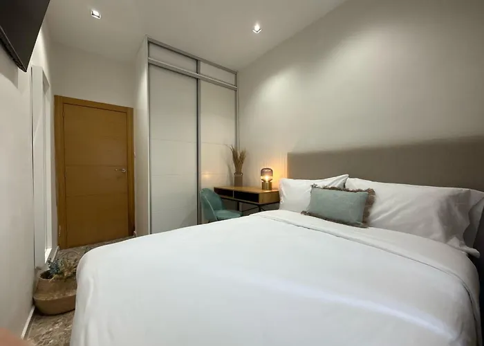 Valencia, Netflix, 4 Mins Walk To The 홈스테이 *