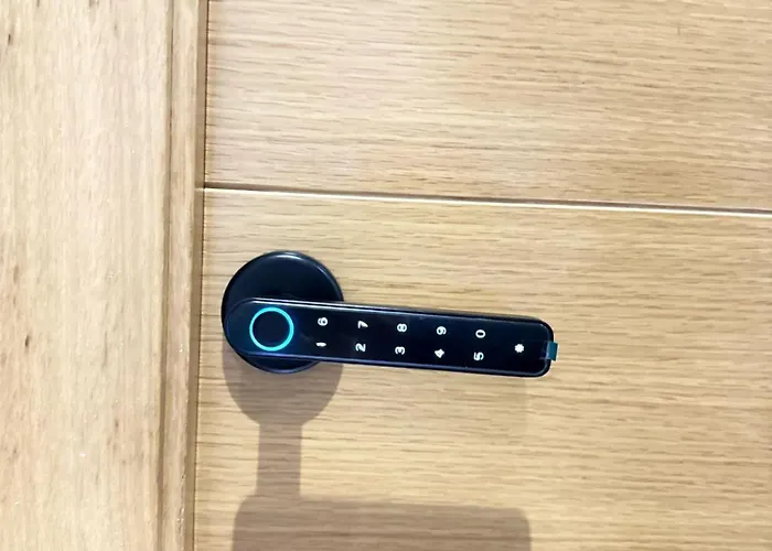 Valencia, Netflix, 4 Mins Walk To The