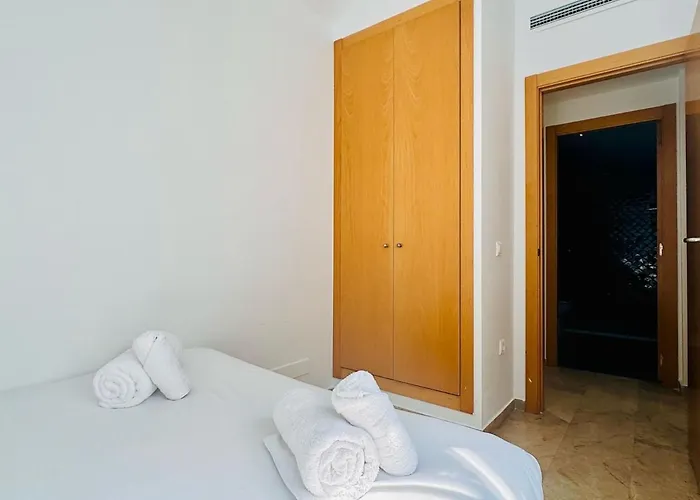 Abat 3 Cool & Wide Duplex Next To The Cathedral *