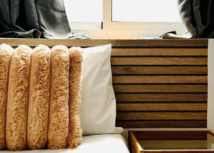 Abat 3 Cool & Wide Duplex Next To The Cathedral *