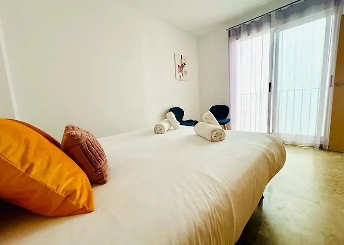 Abat 2 Cool & Wide Flat Next To The Cathedral *