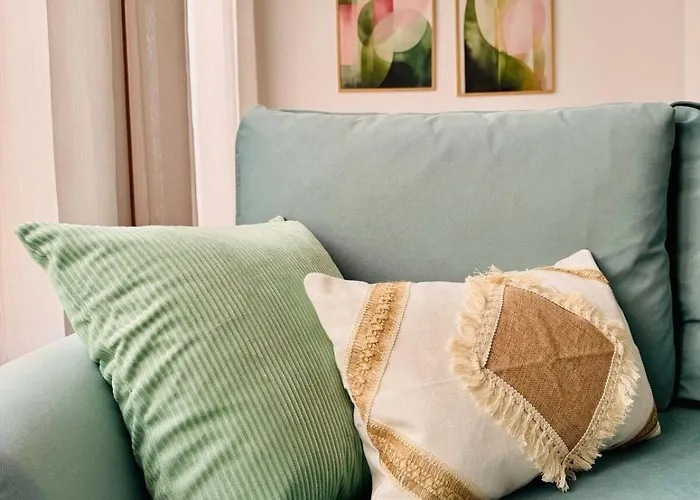 Abat 2 Cool & Wide Flat Next To The Cathedral *