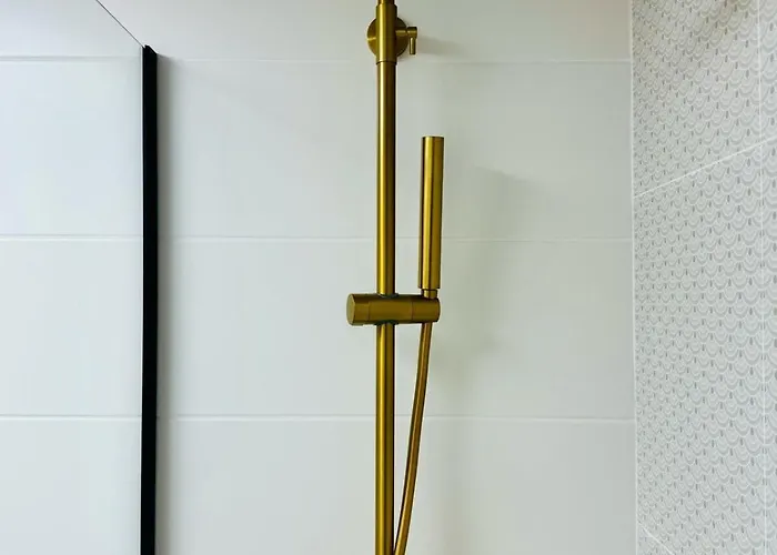 Abat 2 Cool & Wide Flat Next To The Cathedral *