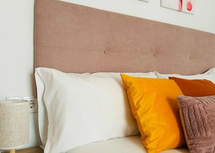 Abat 2 Cool & Wide Flat Next To The Cathedral *