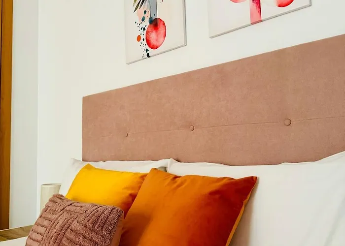 Abat 2 Cool & Wide Flat Next To The Cathedral *